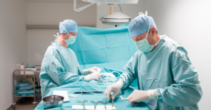 2 chirurgiens dans un bloc opératoire 